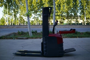 La batería del contenedor con dirección puede descargar 1500/2000 kg Grúa apiladora de transpaleta eléctrica vertical completamente automática - Product Image 4