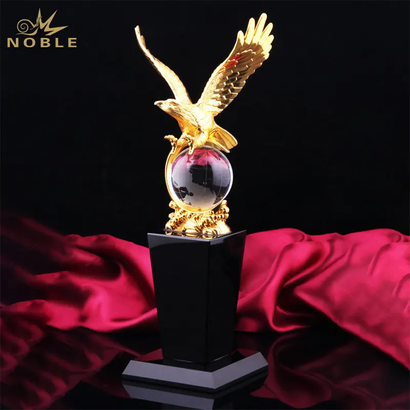 Nobile produttore Metal Eagle Crystal Base Business Animal Gift Logo inciso personalizzato Eagle Trophy Award artigianato a mano