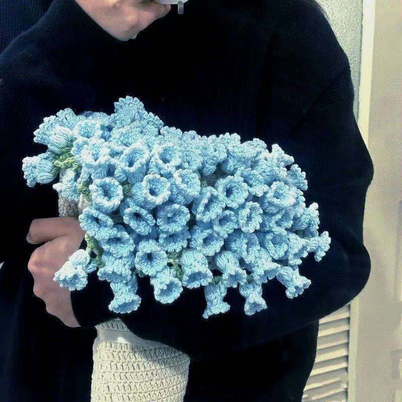 Couverture beige à fleurs bleues