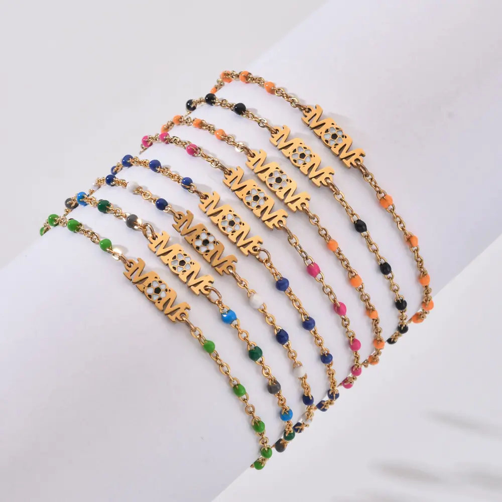 Colección del Día de la madre Pulsera temática de fútbol de acero inoxidable y oro con letras creativas MOM y cuentas de semillas coloridas