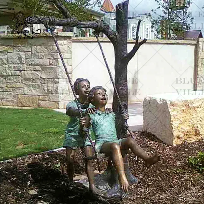 BLVE Arte moderno de metal Decoración de jardín Tamaño real Cobre Niños Columpio Escultura Bronce Niños Jugar en una estatua de columpio