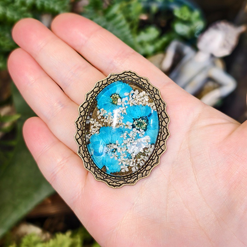 Broche bleue