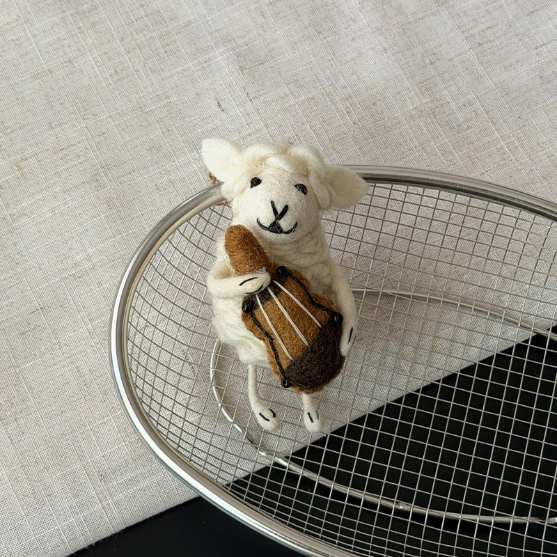 Ovejita blanca con guitarra, 12 cm.