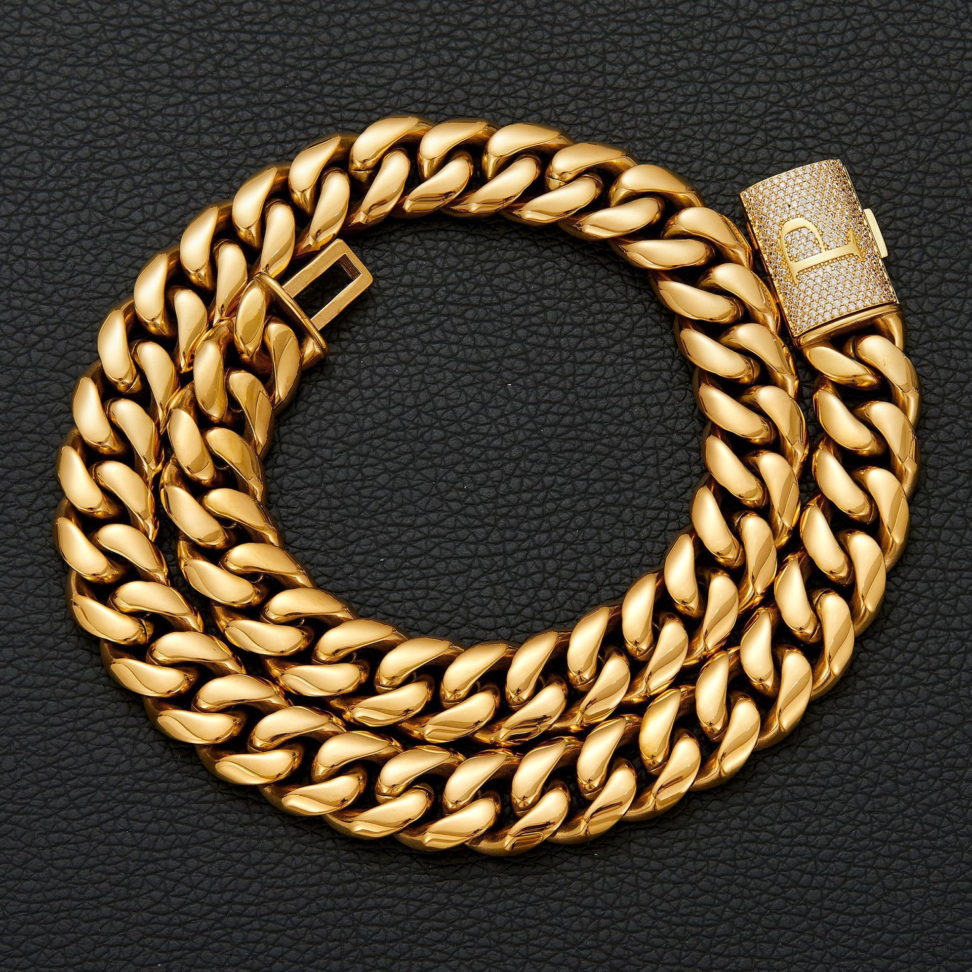 Hebilla dorada con letra P