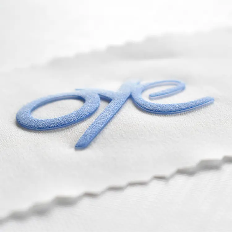 Etiqueta de ropa en relieve de lujo de transferencia de calor de goma impresa 3D puff marca de ropa personalizada hierro en etiquetas de silicona para ropa