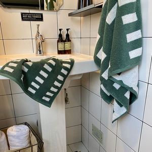 Gençler için modern lüks 3-in-1 banyo havlusu takımı Retro geometri boyalı % 100% pamuk yumuşak ve dokuma damalı desen - Product Image 5