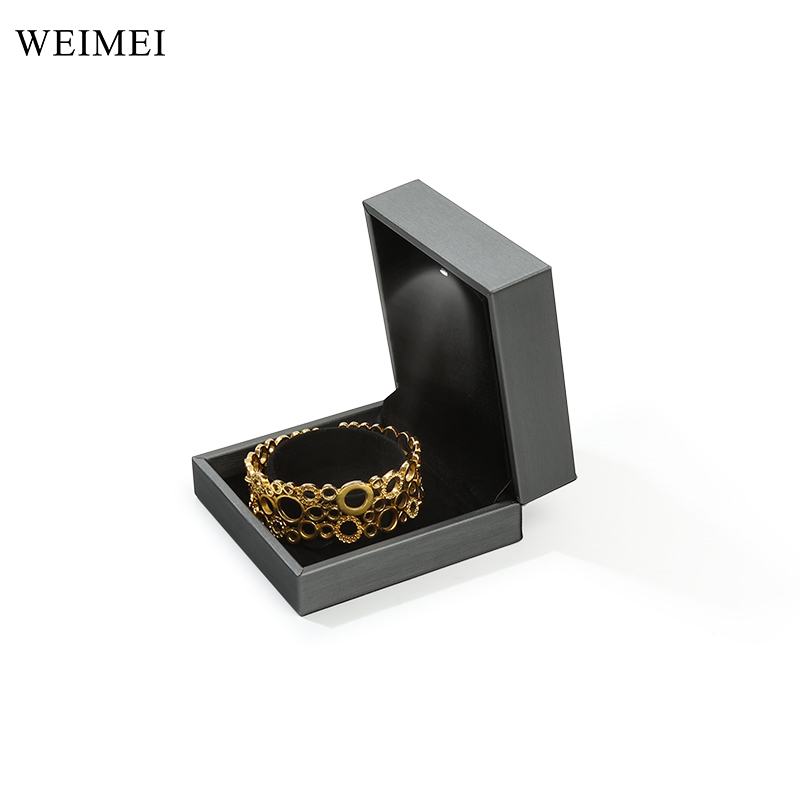 Boîte grise de bracelet avec mené
