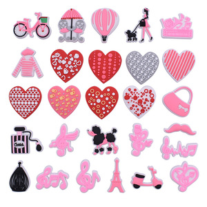 Bán buôn tùy chỉnh đáng yêu dâu tây hình dạng đồ trang trí cao su Flip Flops với lỗ giày bền và phong cách - Product Image 2