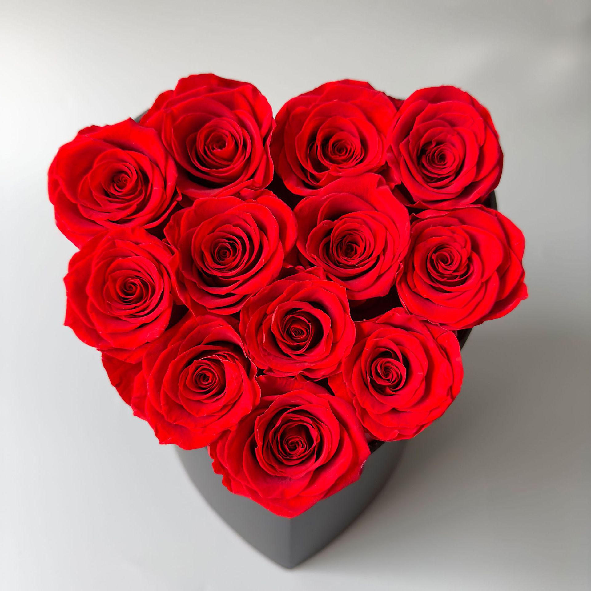 12 roses éternelles + boîte cadeau d'amour moyen