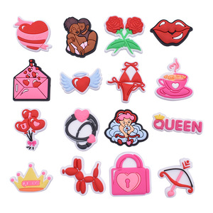 Bán buôn tùy chỉnh đáng yêu dâu tây hình dạng đồ trang trí cao su Flip Flops với lỗ giày bền và phong cách - Product Image 3