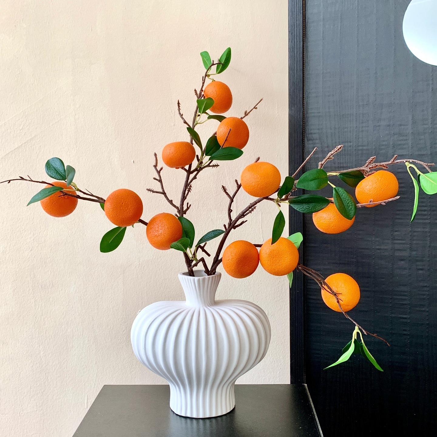 6 naranjas, 2 botellas blancas con textura