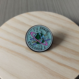 Không gian phong cách huy hiệu theo chủ đề với đồ họa trái đất. Tuyệt vời cho những người thích thiên văn học và thời trang độc đáo, văn bản 'thám hiểm không gian - Product Image 2