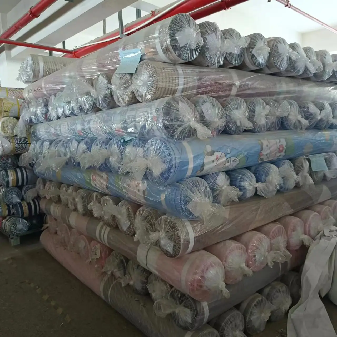 Toptan fabrika kumaş iyi fiyat yüksek yoğunluklu dağıtmak baskılı stokta yatak çarşafı kumaş mikrofiber kumaş rulo