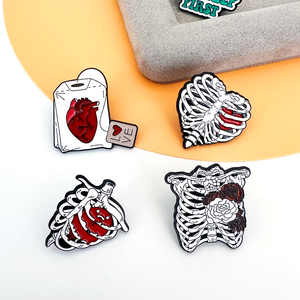 ออกแบบเข็มกลัดลายกายวิภาคศาสตร์ตลกๆ แบบขายส่ง เข็มกลัดเคลือบแบบนิ่มและแบบแข็ง ลายอนิเมะ แบบสั่งทำได้ - Product Image 2