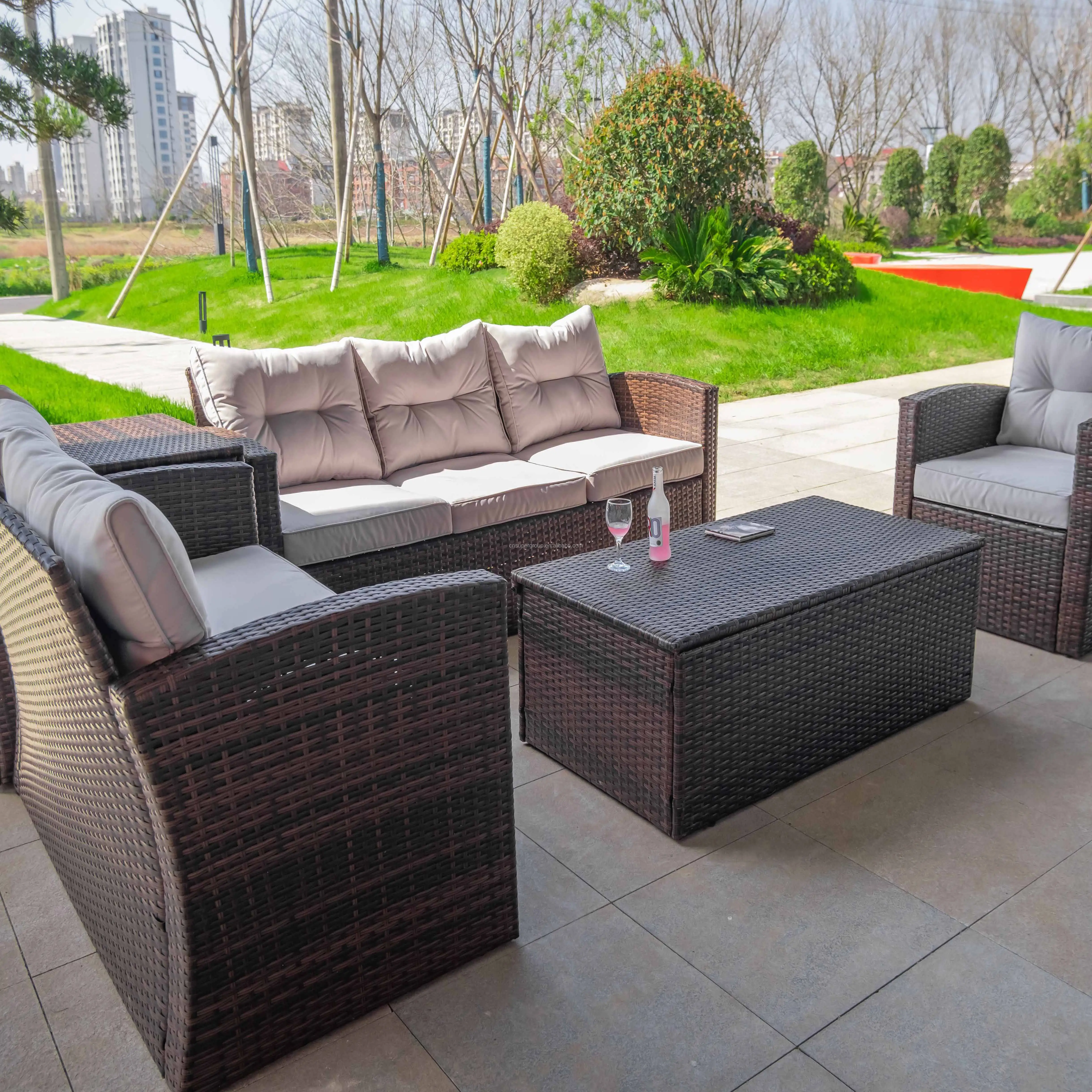 أريكة خيزران من البولي إيثيلين للاستعمال الخارجي في فناء الحدائق أطقم أريكة وطاولة فاخرة