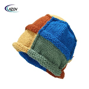 Женская трикотажная шапка с контрастными цветами - Product Image 5