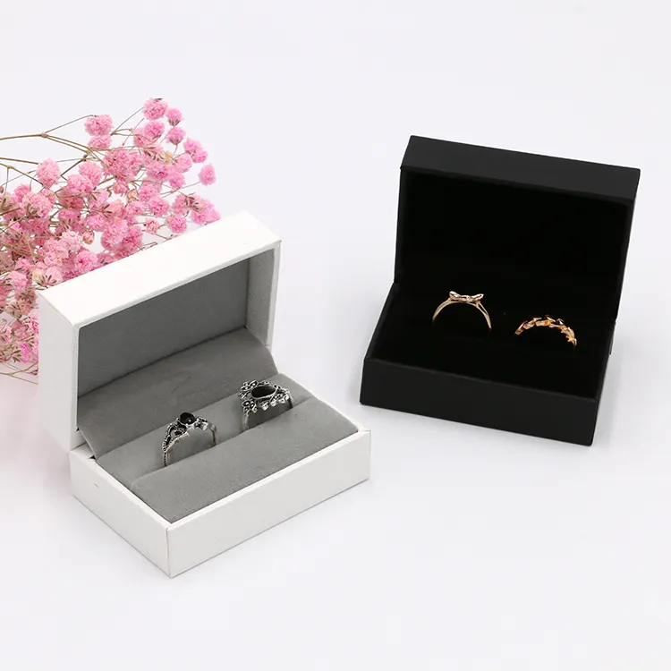 Embalaje de regalo de cartón rígido decorativo, caja de joyería blanca cuadrada de doble anillo de polipiel personalizado