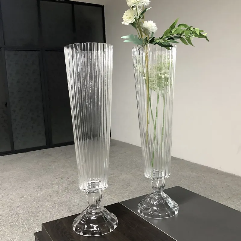 Meilleure vente de nouveaux grands vases à fleurs en verre clair à cône rayé pour centres de table de mariage