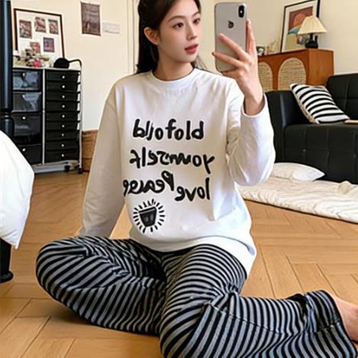 Top blanco manga larga con letras multicolores a