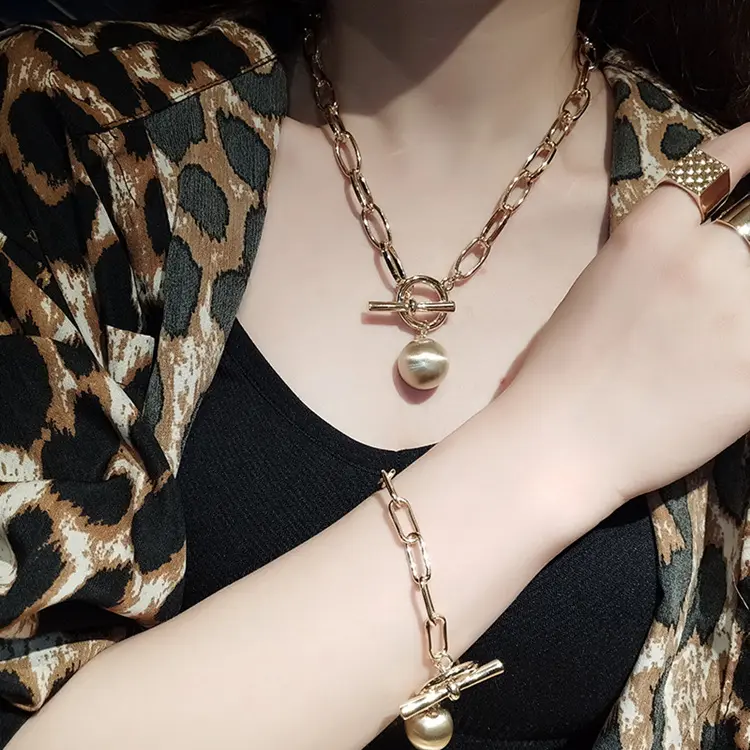 Kalung Liontin Bola Wanita Trendi Kepribadian Kalung Choker Wanita Mode Ornamen Leher Wanita Perhiasan Mode