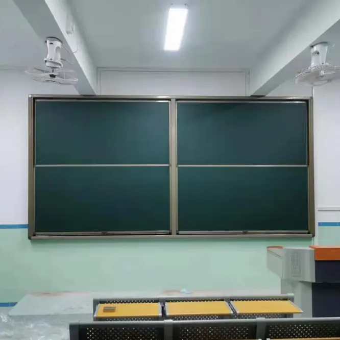 Öğrenciler yeşil kara tahta sürgülü manyetik beyaz tahta kullanarak okul sınıf