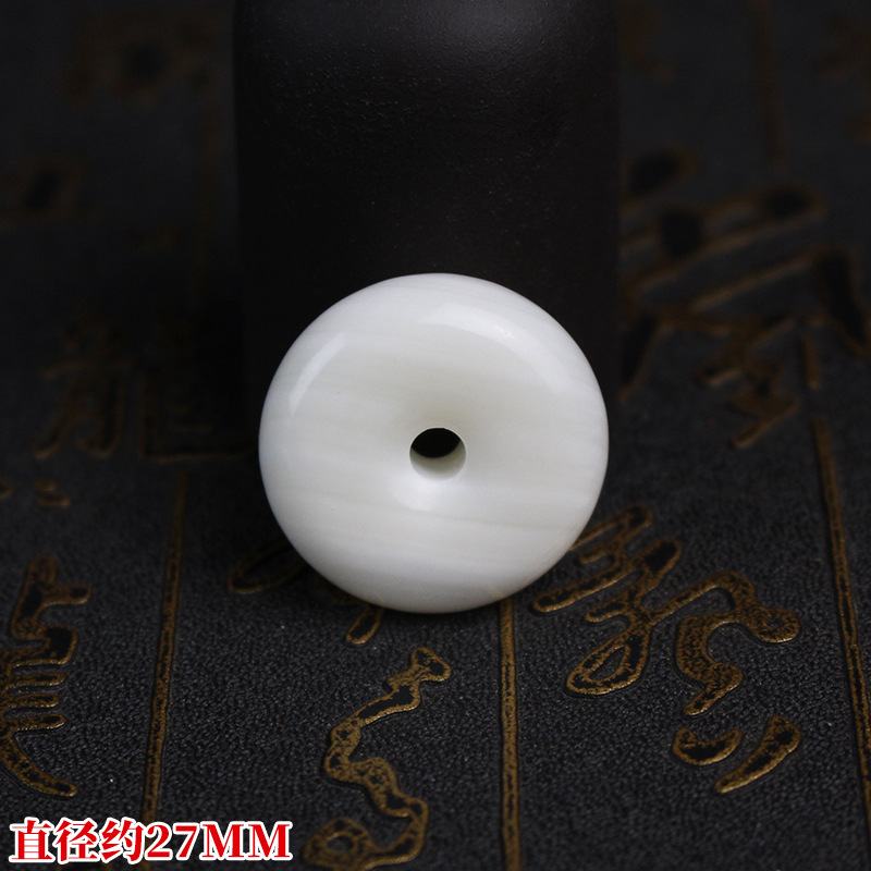 Environ 27 mm de diamètre, aspect jade de haute qualité, épais.