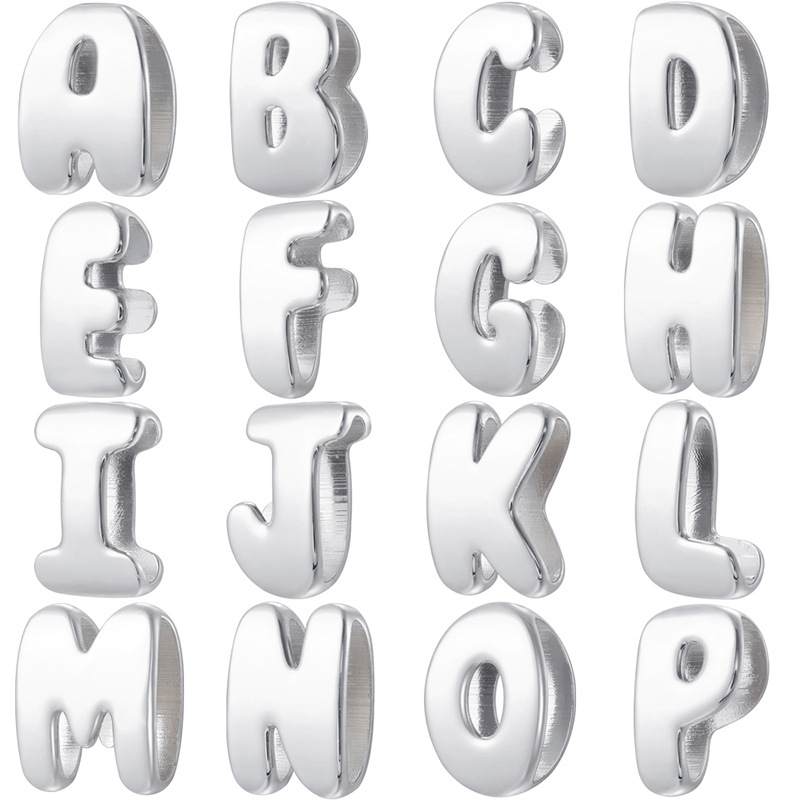 Perles à trou droit en or blanc, grandes lettres.
