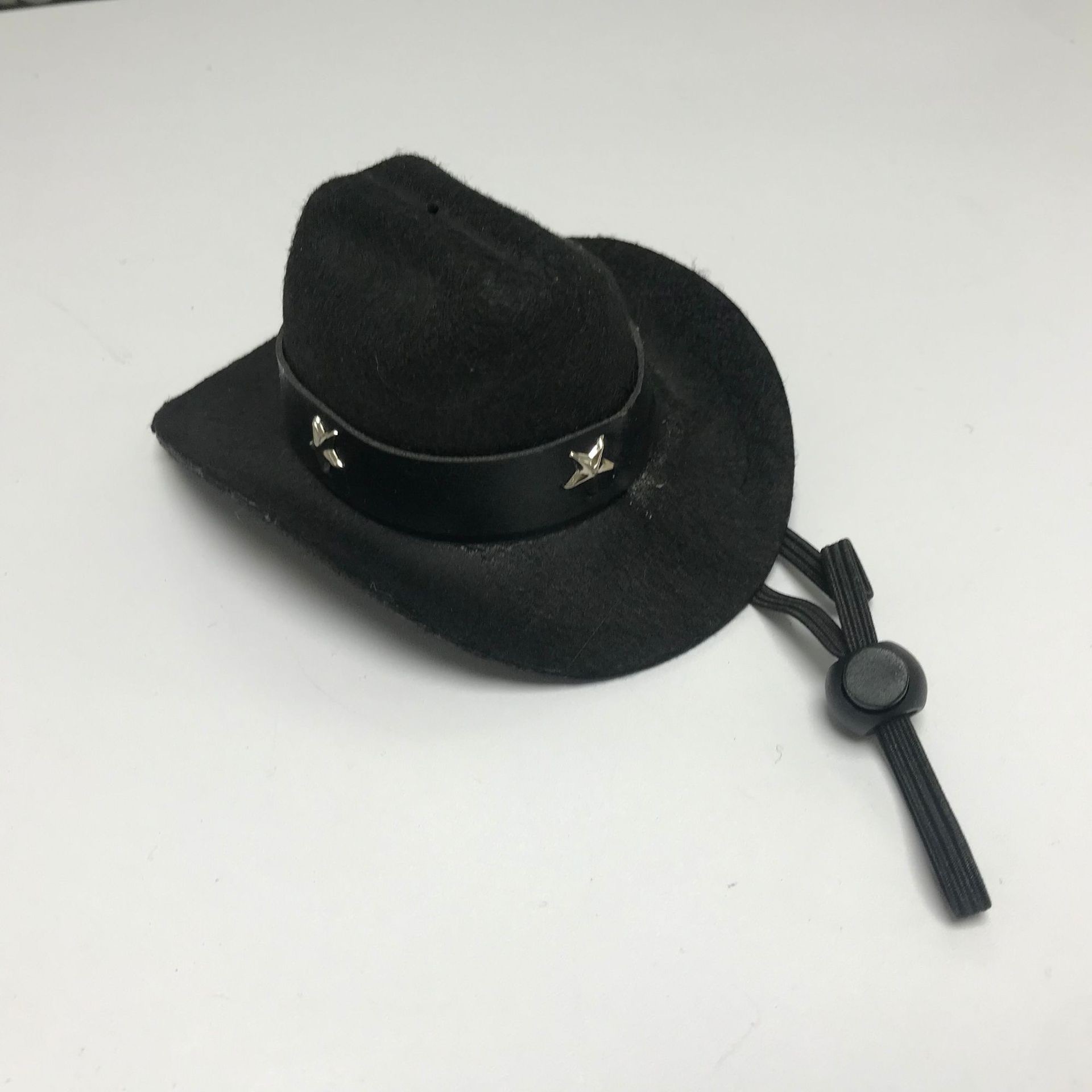 Casquette noire, ceinture étoile à cinq branches, mentonnière