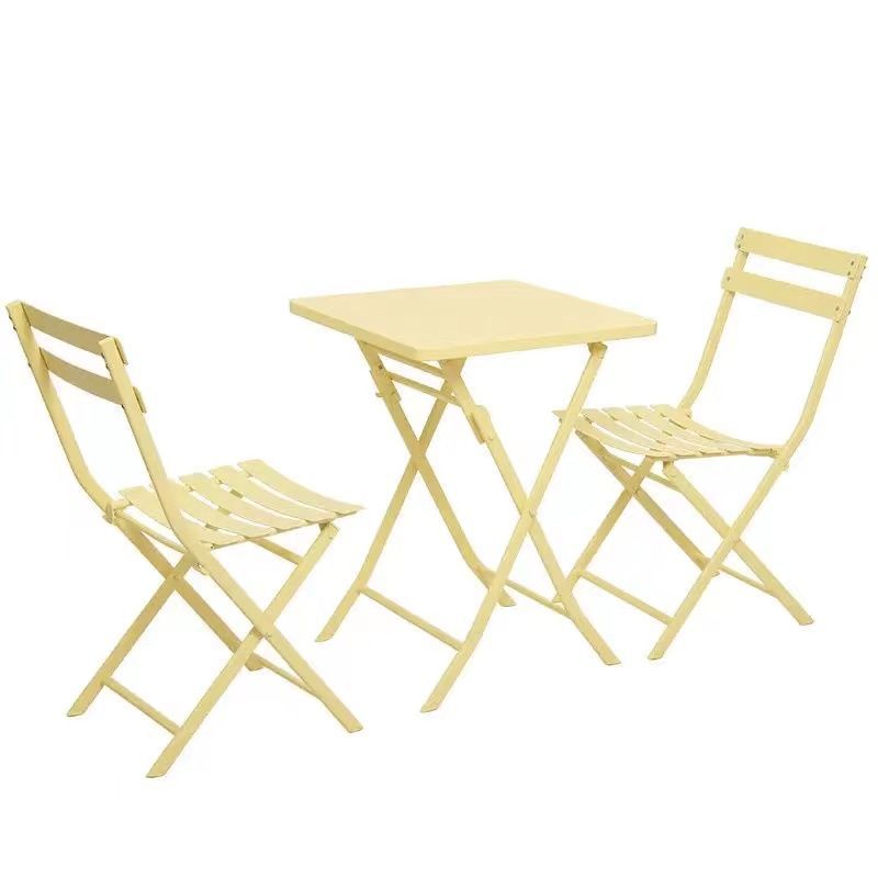 Table carrée jaune en fer forgé, 2 chaises, 1 table carrée pliante.