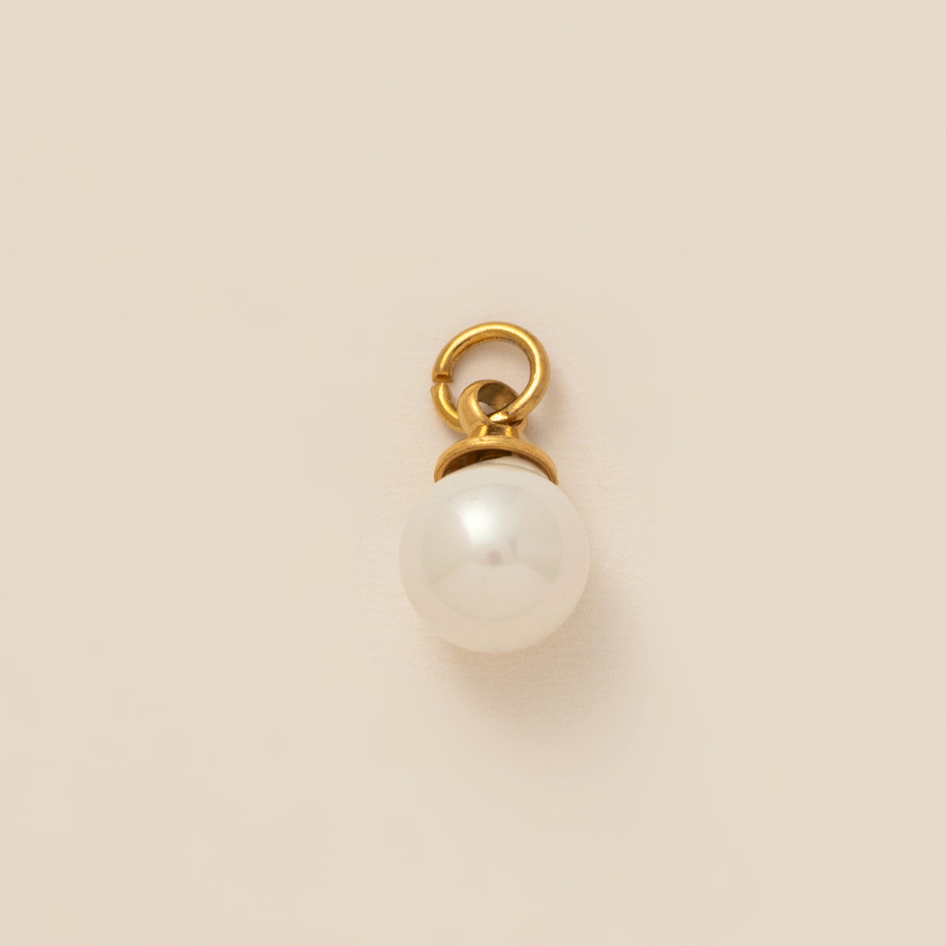 Pendentif rond en perles naturelles
