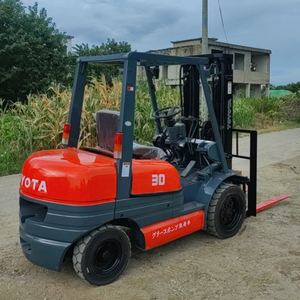 Experimente una carga y descarga eficiente con la carretilla elevadora Toyota de 3 toneladas.