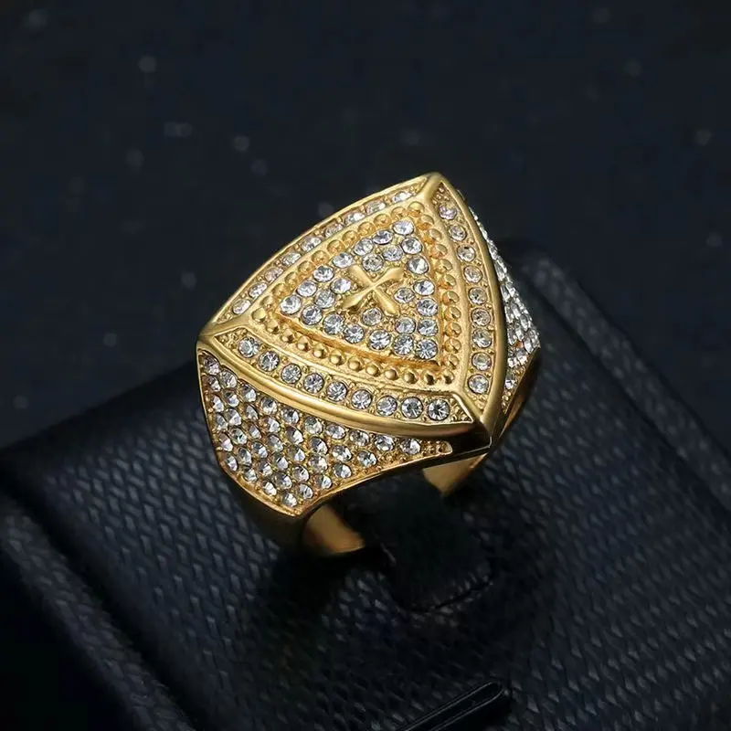 유럽과 미국의 새로운 힙합 스테인레스 스틸 골드 도금 다이아몬드 삼각형 크로스 남성 반지