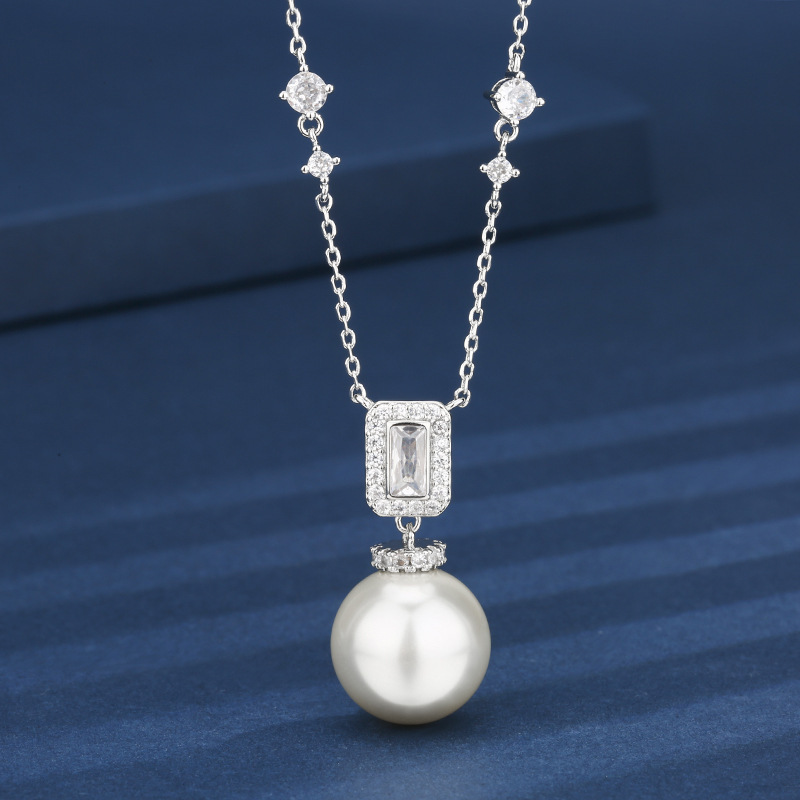 Pendentif perle blanche avec chaîne