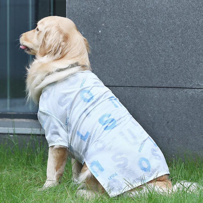 T-shirt blu con stampa a lettere e effetto cool-touch.