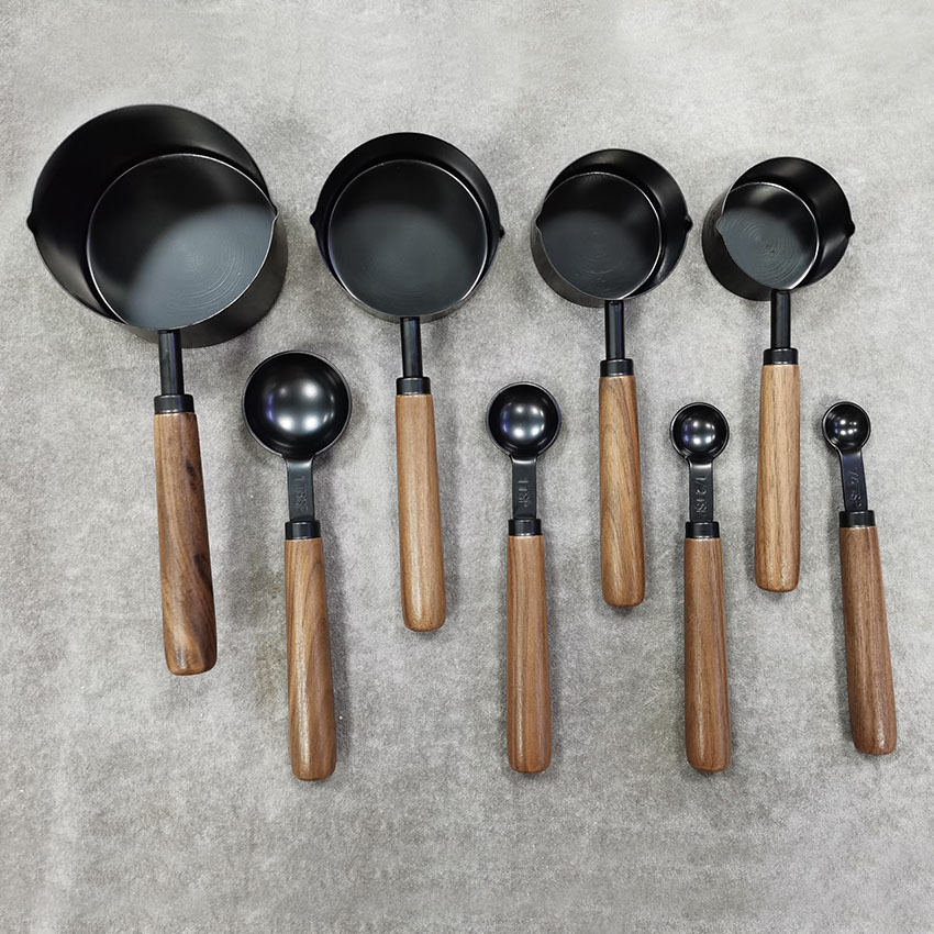 Ensemble de 8 tasses et cuillères noires