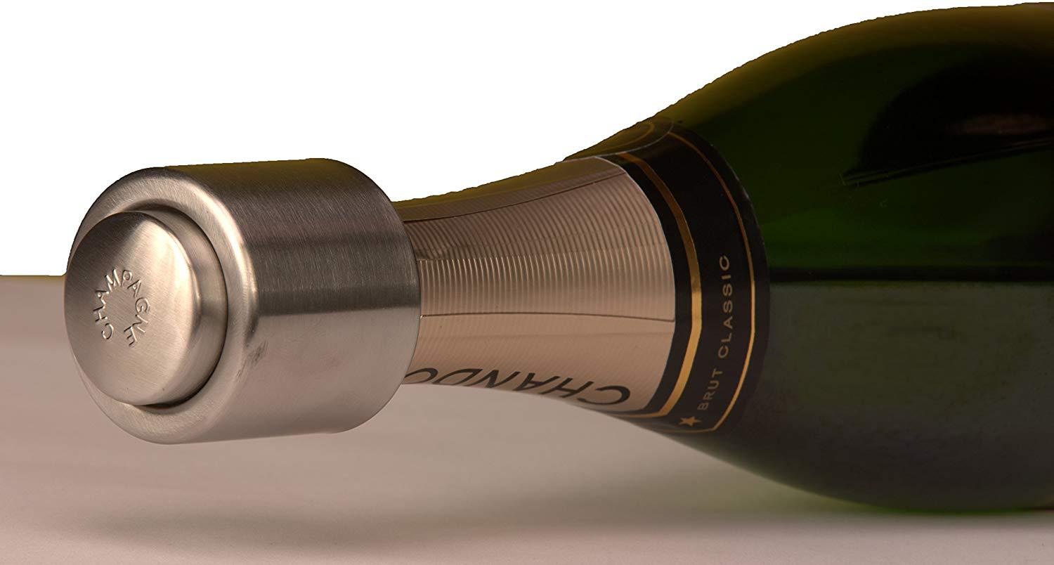 กล่องสีขาวพร้อมคำว่า "Champagne Plug"
