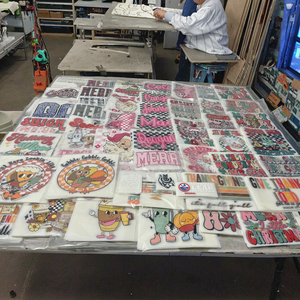 Bán buôn tùy chỉnh dtf có thể in thiết kế Báo Chí Sticker Logo Plastisol tùy chỉnh Vinyl sắt trên truyền nhiệt in ấn trên quần áo - Product Image 4