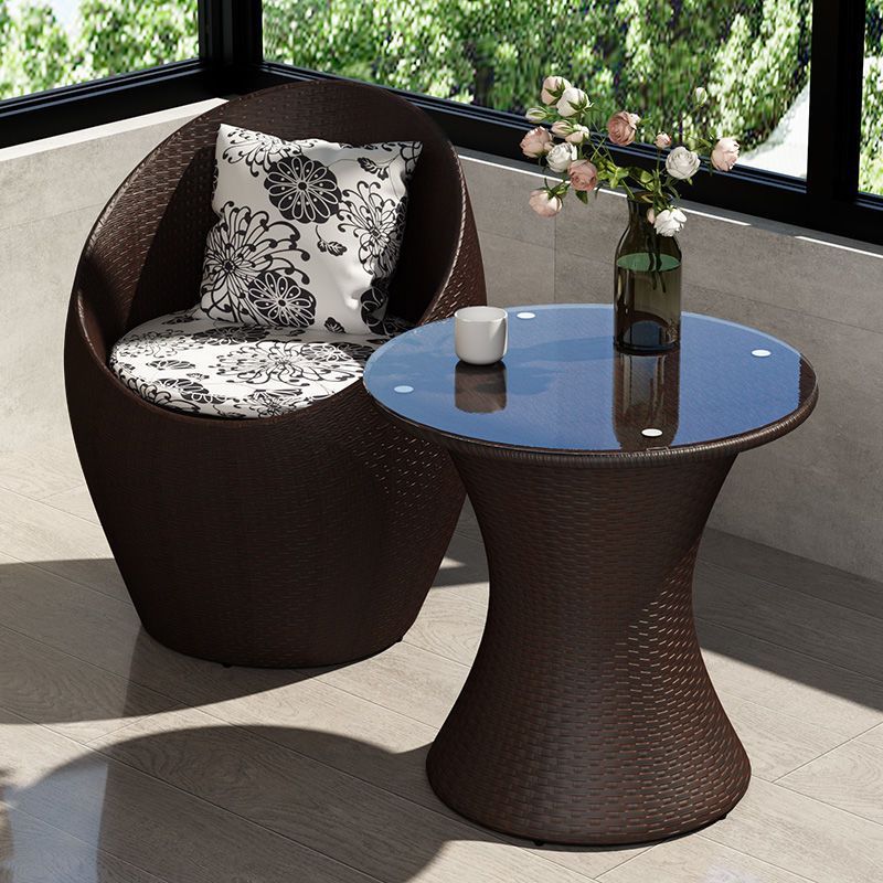 Une table et une chaise (marron)