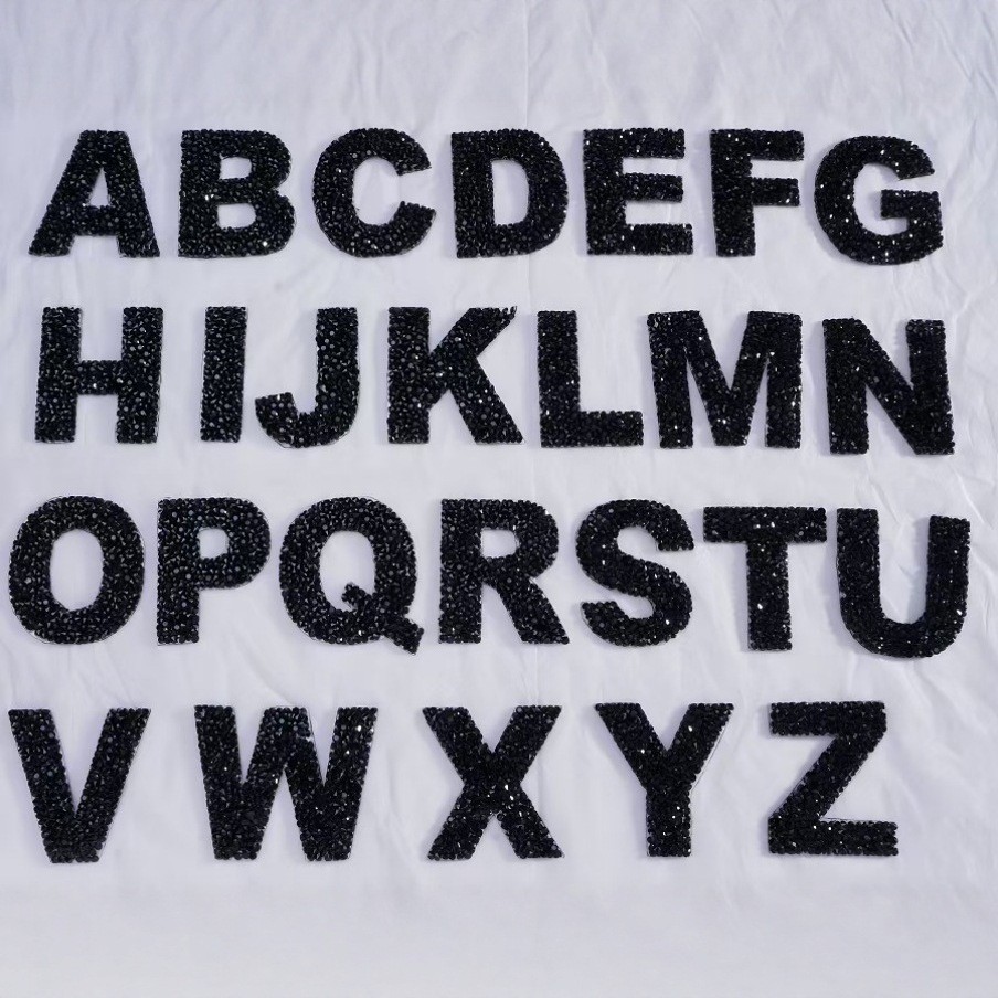 Un set di lettere nere az