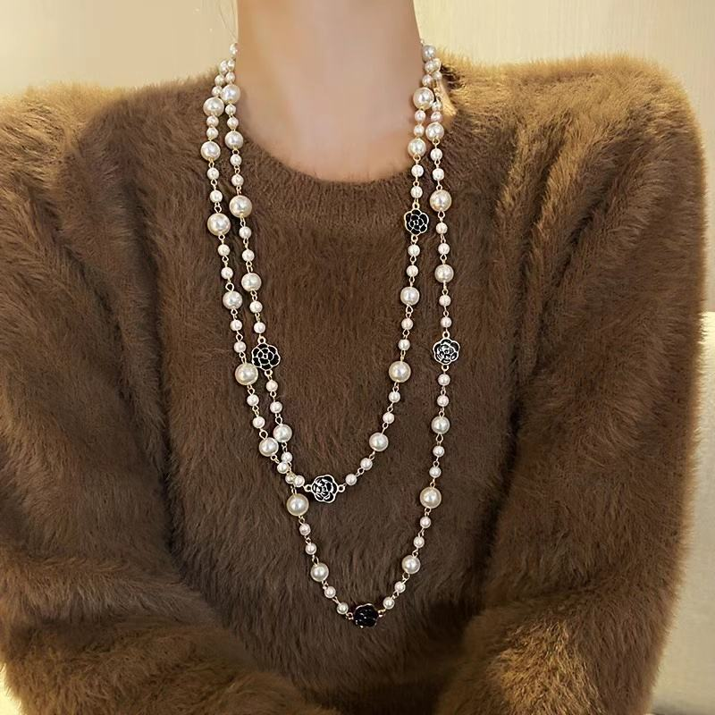 Chaîne en tricot de perles de camélia noir et blanc