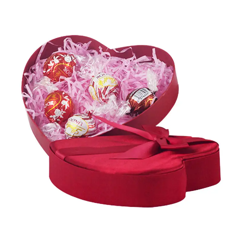 Caja de embalaje de regalo de chocolate con forma de corazón rojo para el Día de San Valentín, con relleno de papel