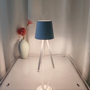现代简约三角台灯带触摸控制护眼夜灯卧室床头台灯 - Product Image 3