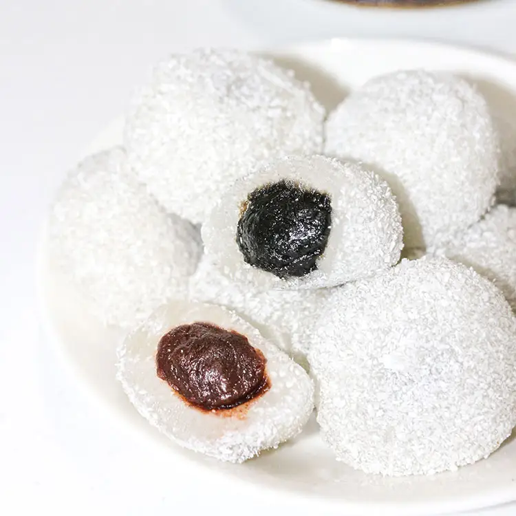 Mochi relleno con pasta de frijol rojo y sésamo amado por todas las edades