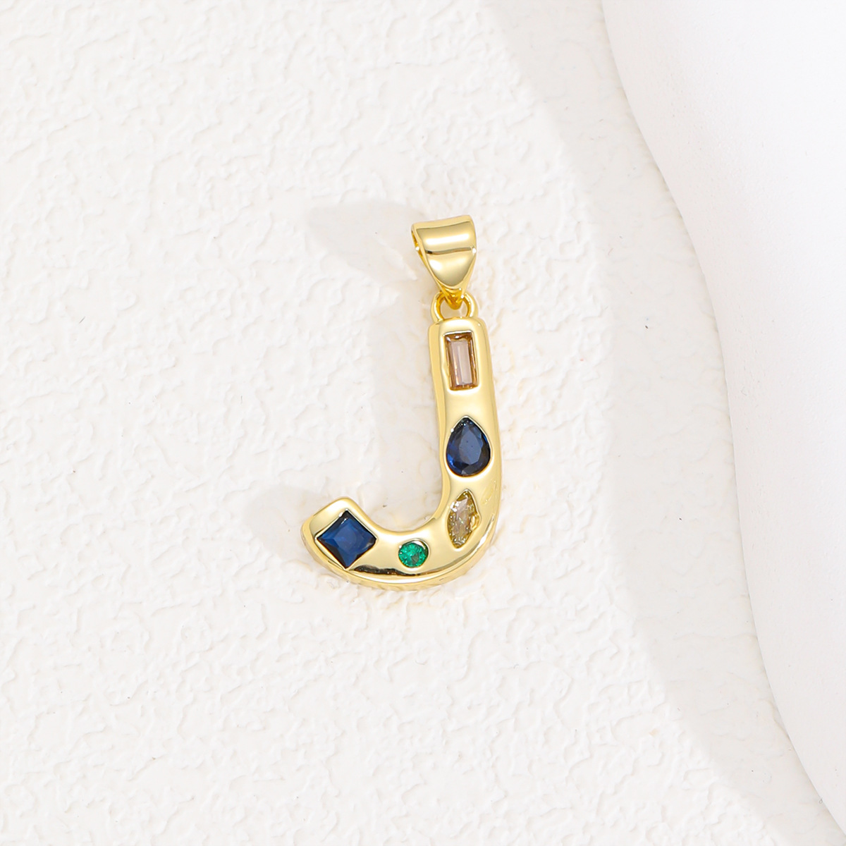 J (pendentif unique)