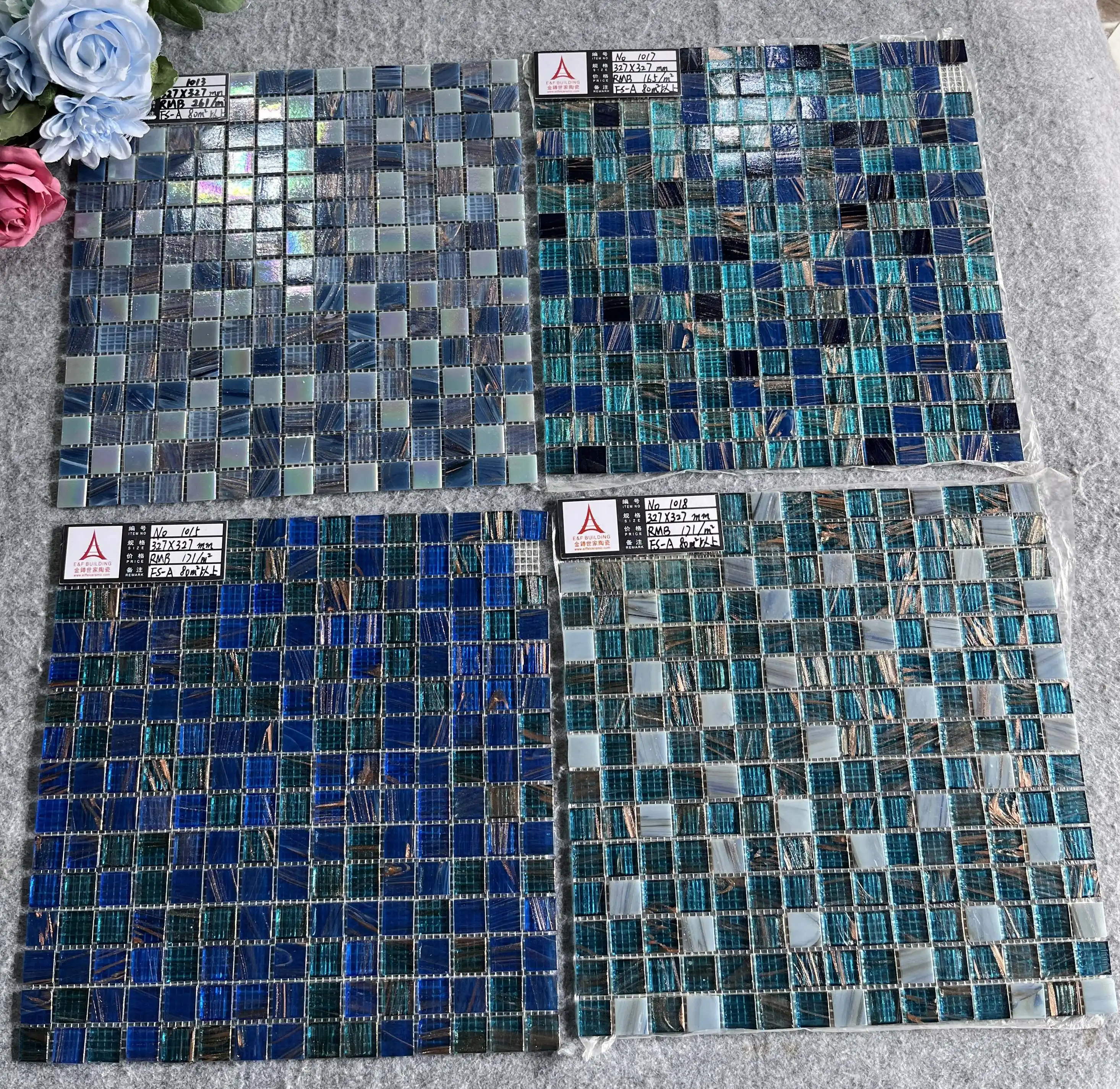 Venta al por mayor OEM ODM piscina línea de flotación azulejos de vidrio de fusión en caliente línea de oro de vidrio iridiscente mosaico contra salpicaduras azulejos mosaico de vidrio