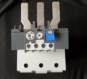 Relè di sovraccarico termico originale TA200DU-150 110-150a (A145A185) per la programmazione PLC e il controllo industriale - Product Image 1