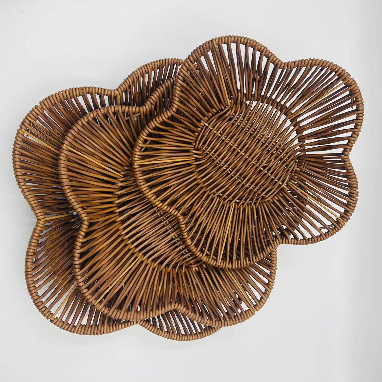 Cesta de ratán con flores de cinco pétalos en color Caramelo