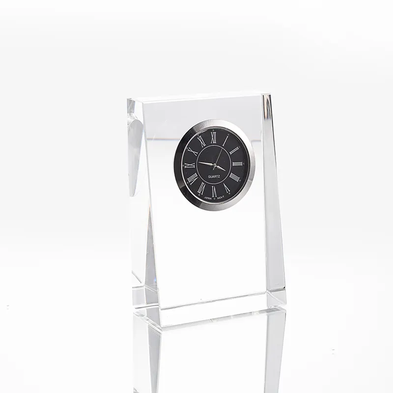 ส่วนบุคคลถ้วยรางวัลโต๊ะยืนนาฬิกา3D แกะสลักเลเซอร์ของที่ระลึกนาฬิกาที่กำหนดเองตกแต่งบ้านรางวัลความรักโลโก้คริสตัล