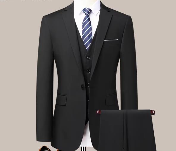 Ensemble veste noire et pantalon à un bouton.