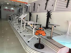 Kleiner, höhen verstellbarer Mini-Stehpult mit pneumatischem Hub tisch und klappbarem Mesh-Stuhl Factory Direct